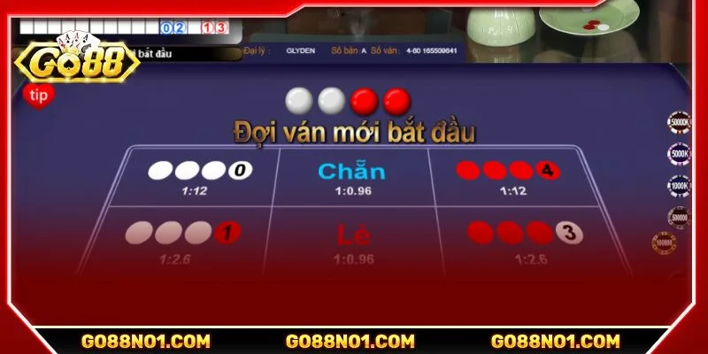 Các vòng cược trong ván chơi xóc đĩa được thực hiện dưới sự giám sát của người chơi 